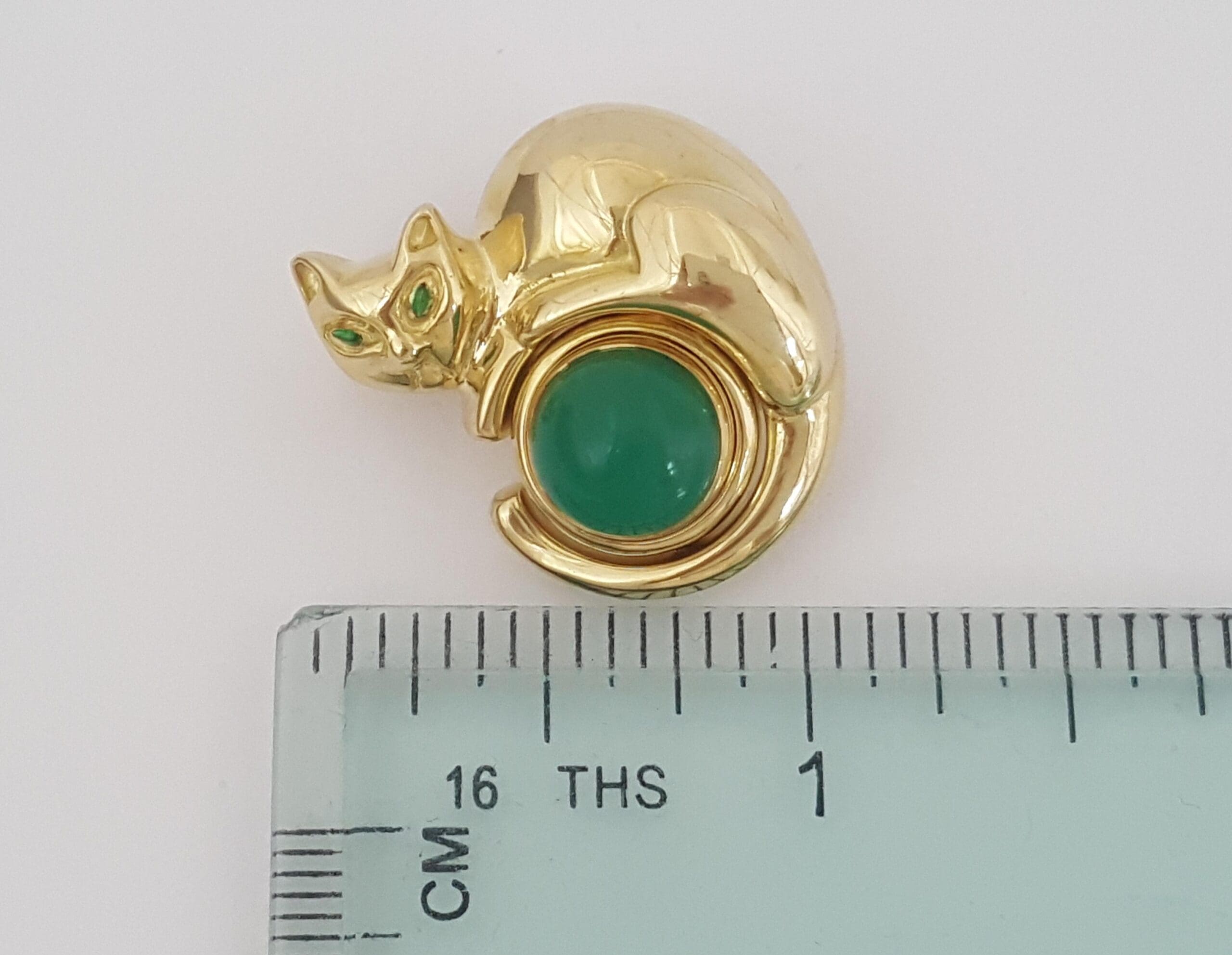 Piaget Cabochon Jadeite Cat Pin Brooch 18k Yellow Gold 24.3 mm 15.5 Grams